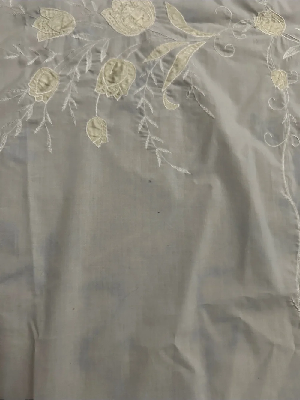 Tulip Satin Cotten Tablecloth, 64” x 101”